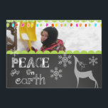 Paz no Cartão com fotos de Férias do Chalkboard na<br><div class="desc">Um quadro de reflexão tem um legal texto branco que diz "Paz na Terra" na frente e "Alegria ao Mundo" nas costas com flocos de neve, um veado branco de silhueta e luzes coloridas de árvores com áreas que você pode personalizar com seus nomes e fotos! Este cartão com fotos...</div>