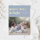 Peace Love and Light Blue Hanukkah Photo<br><div class="desc">Paz, amor e luz. | Mande suas saudações de Chanucá para a família e amigos com este cartão de Chanucá personalizável. Apresenta tipografia retrógrada. Personalize este cartão de foto Hanukkah adicionando seus detalhes. Esta placa de folha de ouro Hanukkah está disponível em outras cores e estoque de papelão. Itens correspondentes...</div>