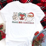 Peace Love Christmas Groovy<br><div class="desc">Espalhe a alegria de férias e boas vibrações com este tênis "Peace Love Christmas"! Apresentando um encantador design com um sinal de paz, coração e Papais noeis, esta camisa é um lembrete perfeito do verdadeiro significado da estação. As cores suaves e as ilustrações brincalhonas capturam o espírito de paz, amor...</div>