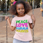 Peace Love Kamala Harris Cute<br><div class="desc">Cute Peace Love Kamala Harris t-shirt infantil para uma criança progressista que ama designs políticos coloridos e divertidos. Votem em Kamala para presidente nas eleições de 2024. Um design liberal divertido em cores brilhantes.</div>