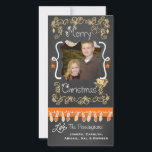 Peach/Orange Chalkboard Feliz Cartão com fotos de<br><div class="desc">Feliz cartões com fotos de Natal com uma aparência de quadro comum, muitos pessegueiros e texto que lê Feliz Natal, uma corda de luzes coloridas em cor de pêssego e laranja, pêssego e ornamentos laranja pendurados, e áreas que você pode personalizar esses belos e brilhantes cartões com fotos de Natal...</div>