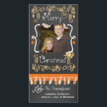 Peach/Orange Chalkboard Feliz Cartão com fotos de<br><div class="desc">Feliz cartões com fotos de Natal com uma aparência de quadro comum, muitos pessegueiros e texto que lê Feliz Natal, uma corda de luzes coloridas em cor de pêssego e laranja, pêssego e ornamentos laranja pendurados, e áreas que você pode personalizar esses belos e brilhantes cartões com fotos de Natal...</div>