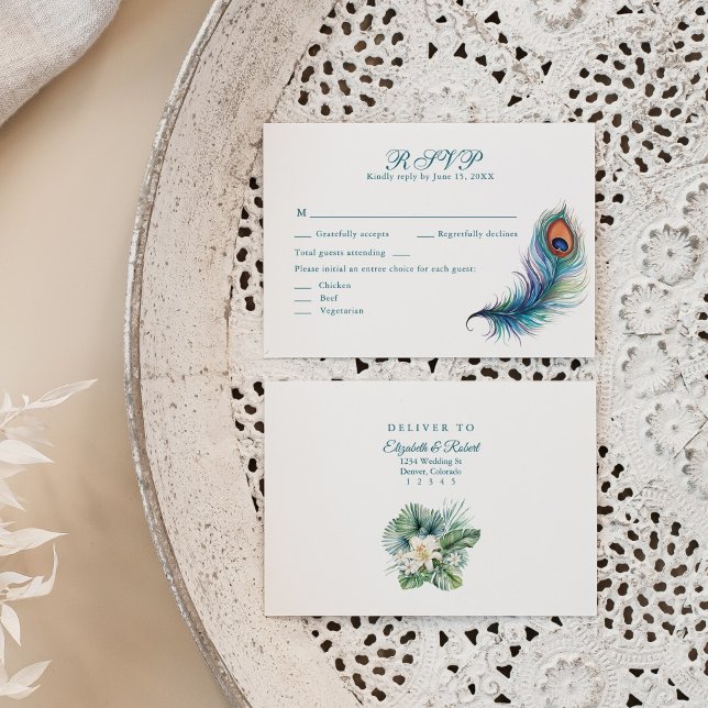 Peacock Feather Tropical Flowers Casamento Cartão  (Peacock Feather Tropical Flowers Wedding RSVP Card on a neutral boho plate.)
