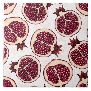 Pedaços de romã em branco