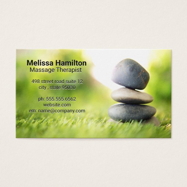 Pedras Empilhadas na Grama (Frente)