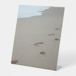 Pegadas em uma praia branca em Moçambique