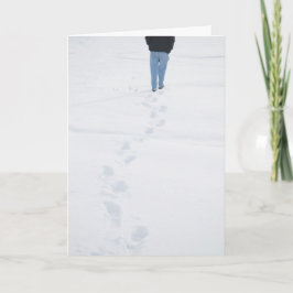 Pegadas na neve nova cartão de inverno