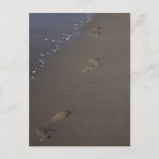 Pegadas no cartão postal da praia de areia