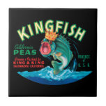 Peixe-Baixo Vestindo uma Coroa num Fundo Negro<br><div class="desc">Esta etiqueta de caixa de safra de um peixe-robalo vestindo uma coroa sobre fundo preto agradará a qualquer amante de arte de vintage. É um anúncio para as ervilhas KingFish. As cores são muito vivas e nítidas. Escolha esta impressão artística no seu produto hoje mesmo.</div>