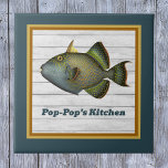 Peixe-boia no Dourado profundo e laranja com nome<br><div class="desc">Esta incrível imagem de vintage de Pseudobalistes fuscus, comumente chamada de Triggerfish Azul ou Amarelo, é uma alegre adição à sua casa. Personalize o texto para adicionar seu nome ou uma sala diferente se você exibir o azulejo em outro lugar. Certifique-se de personalizar o texto, onde indicado. Está bordado em...</div>
