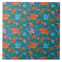 Peixe divertido cor-de-laranja, azul, rosa no mar