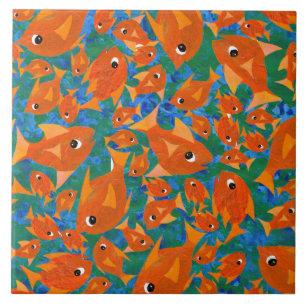 Peixe divertido laranja no fundo verde azul