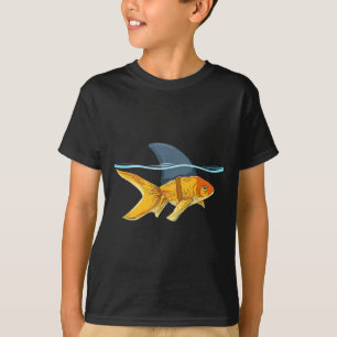 Peixe dourado com camiseta Fin Shark Engraçada