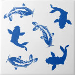 Peixe koi, branco e azul, voador japonês<br><div class="desc">A vintagem japonesa,  branca e azul,  é um azulejo de cerâmica giro.</div>