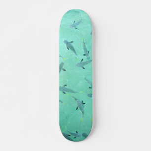 Peixes do Fiji nadando em um skate claro e azul