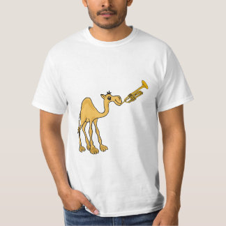 Pelo camelo que joga a camisa da trombeta
