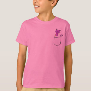 Pelo gato em uma camisa do bolso