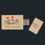Pen Drive Fotos personalizadas de casamentos de bicicleta de<br><div class="desc">Dê suas fotos de casamento aos seus amigos e família de uma forma elegante.</div>
