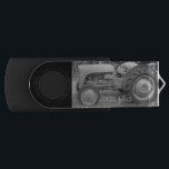 Pen Drive Vintage Cinza fergison trator triplicado<br><div class="desc">A fotografia original deste velho trator de safra foi tirada no Festival de Floresta Eps. O trator de cinzas de fergões de massey nesta carteira original foi usado em fazendas há muitos anos. A imagem do trator capta uma imagem quando a máquina de fazenda era muito menor do que as...</div>
