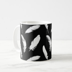 Penas brancas na caneca preta de café