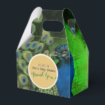 Penas de peacock de caixas de guitarra personaliza<br><div class="desc">Caixas de favoritos pequenas e delicadas e elegantes com campos de modelo de texto para que você adicione suas informações escolhidas, seja para um evento corporativo ou pessoal da família. Estas caixas de favor irão ajustado de pequenas casas da moeda, um item de joalharia (se usado como caixa de presentes)...</div>