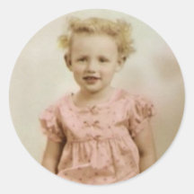 Pequena loira vintage com adesivos rosa.