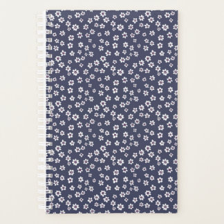 Pequenas flores brancas em um planejador azul