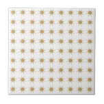Pequeno Azulejo de padrão Dourado Cerâmico<br><div class="desc">Médio moderno do século com inspiração design com um simples padrão de pequenas estórias de ouro em um fundo branco. Design simples, moderno e limpo. Crie seu próprio padrão personalizado carregando uma nova imagem ou use o botão "mensagem" para obter ajuda. Para criar seu próprio design de padrão: 1. Selecione...</div>