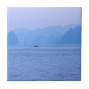 Pequeno barco de pesca em Ha Long Bay - Vietname, 