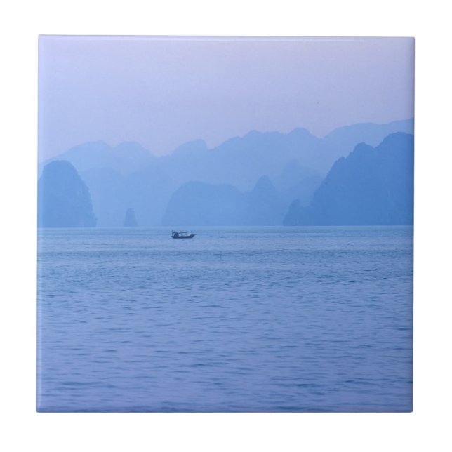 Pequeno barco de pesca em Ha Long Bay - Vietname,  (Frente)