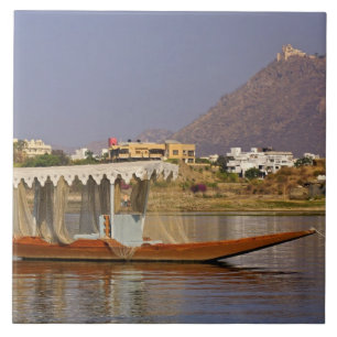 Pequeno barco, Lago Pichola, Udaipur, Índia.