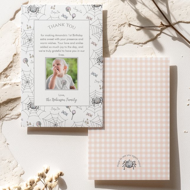 Pequeno Cartões de agradecimentos de Aranhas do Ha (Cute Baby Spider, Webs, Candy & Lollipops Photo Thank You Card for October Birthday & Orange Gingham)