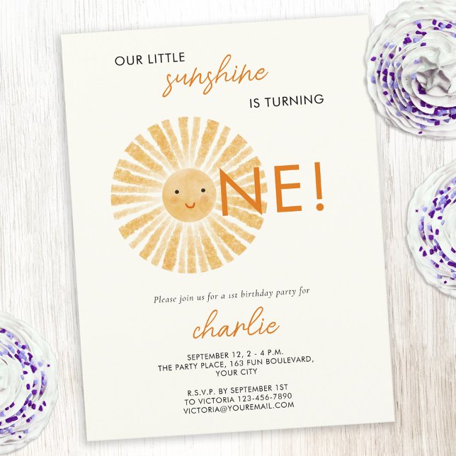 Pequeno Convite à Primeira primeiro aniversario (Our little sunshine is turning one! 1st first birthday party invitation postcard with a happy sun)