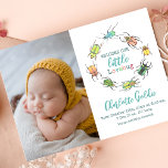 Pequeno Inseto de Amor Cartão com fotos de Anúncio<br><div class="desc">Para um toque verdadeiramente personalizado, o nosso Cartão de Anúncio de Obrigado/Nascimento é a escolha perfeita para os seus chás de fraldas convidados. Apresentando um design de carinho de besouros rola-água que rodeiam o texto do roteiro "Bem-vindo a Nossa Pequena Lovebug", este cartão dobra como um anúncio de nascimento, fazer-o...</div>