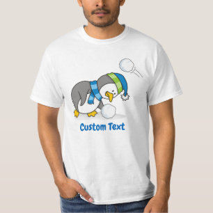 Pequeno pinguim ganhando uma camisa de neve