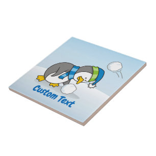 Pequeno pinguim pegando uma bola de neve