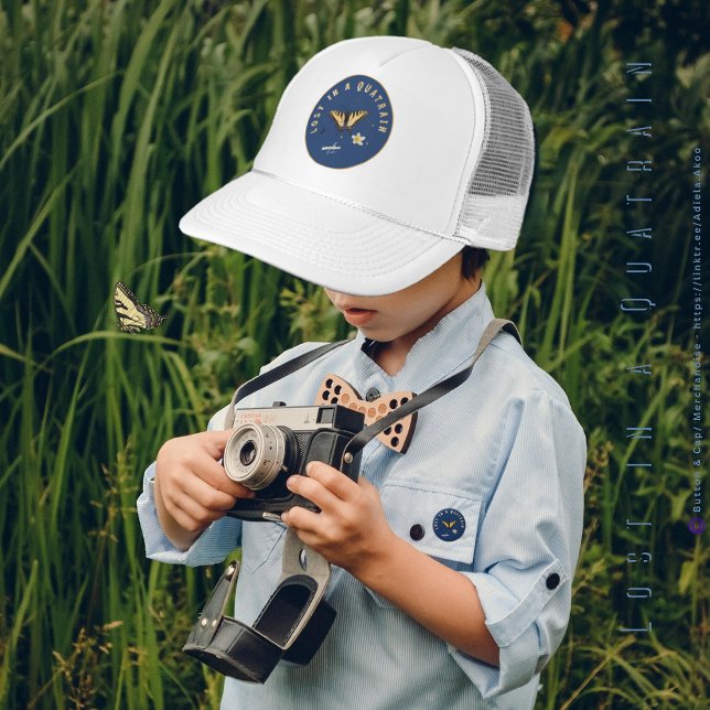 Perdida num Boné de Quatrain por Adiela Akoo (Lost in a Quatrain Cap & Button by Poet Adiela Akoo. Gr8t gift for writers & book lovers. Get it now)