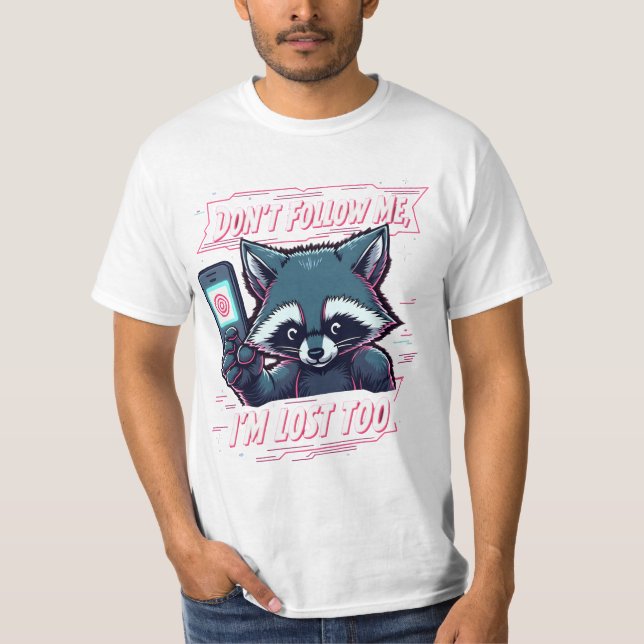 "Perdido, Mas Não Sozinho - Camisa Engraçado (Frente)