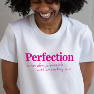Perfeição trabalhando em uma camiseta rosa-slogan