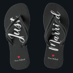 Personalizar Chinelos de Recem casados em preto<br><div class="desc">Estes chinelos pretos adoráveis apresentam "Recem casados" e seu nome personalizado em impressão branco com um coração vermelho</div>