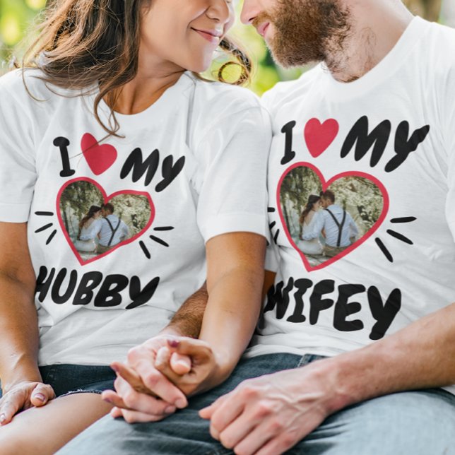 Personalizável Eu Amo Minha Camisa T [Hubby/Wifey] (Couple look at eachother with matching shirt that say: "I love My Hubby, I Love My Wifey".)