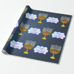 Personalize HANUKKAH * Azul * Papel de embrulho<br><div class="desc">FELIZ O estilo Feriado HANUKKAH Wrapping Paper com símbolo Chanukah - Dourado Menorah e texto "Feliz Hanukkah". Quebra PERSONALIZADA DE presentes PERSONALIZADOS! Papel de enrolação de férias perfeito para festividade durante a temporada. . Um único papel de embrulho de Hanukkah para seus presentes! Pode ser personalizado com seu texto, sua...</div>