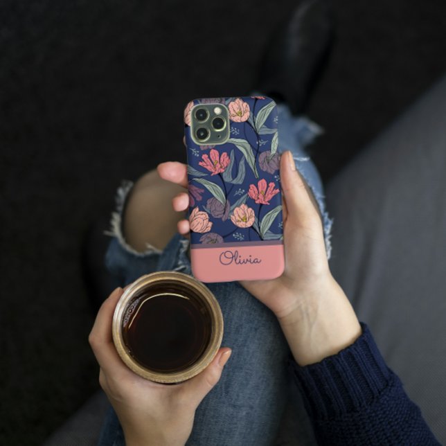 Personalized Dark Floral Tulip Pattern Phone Case (Criador carregado)