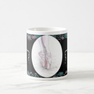 Pés da bailarina na quinta caneca da posição