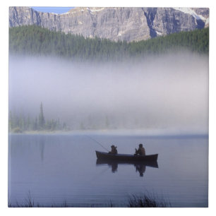 Pesca de canoa no Lago Waterfowl, Banff Nacional