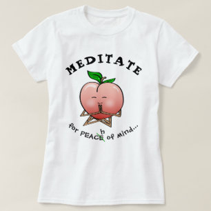 Pêssego engraçado da meditação das camisas   da