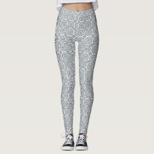 Pessoa vestindo leggings pretas e brancas com padr