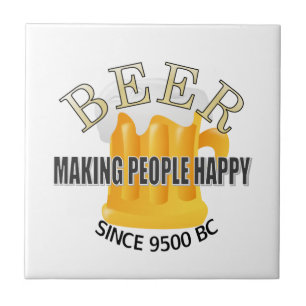 Pessoas de cerveja felizes