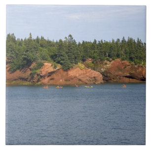 Pessoas fazendo caiaque no mar na Baía de Fundy em