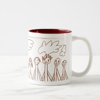 Pessoas felizes que guardaram a caneca das mãos